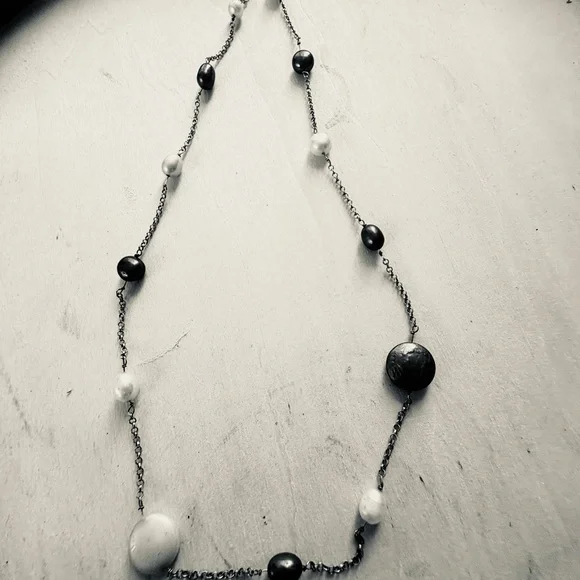Alternating Black and White Pearl Station Necklace - Timeless Elegance - Picture 2 of 4
